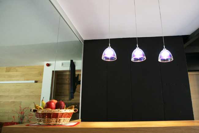 Piano in legno con luci pendenti dal soffitto