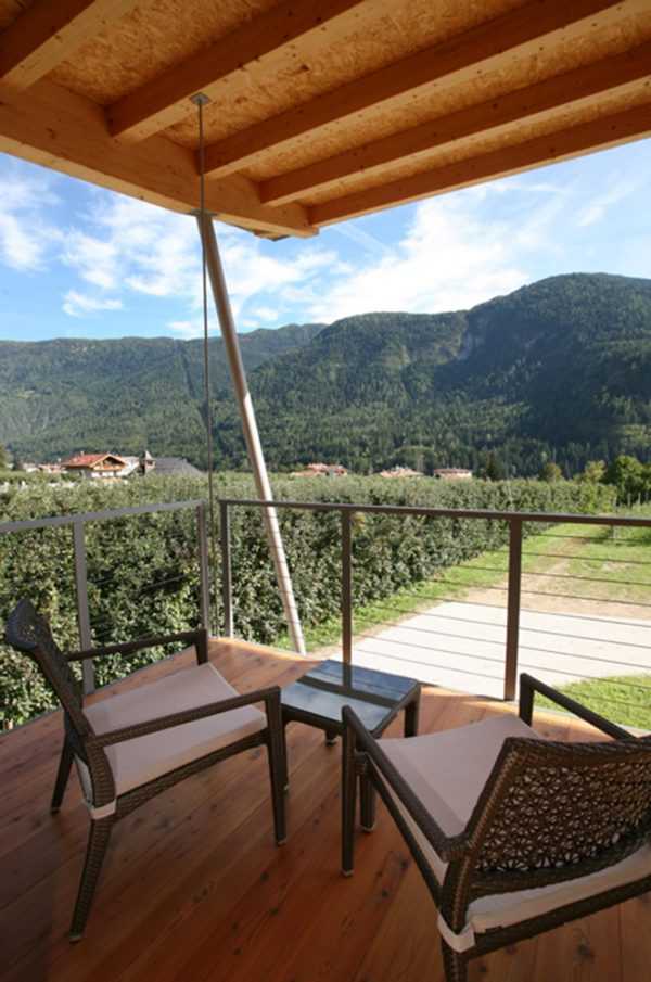 Terrazza in legno con tiranti in acciaio