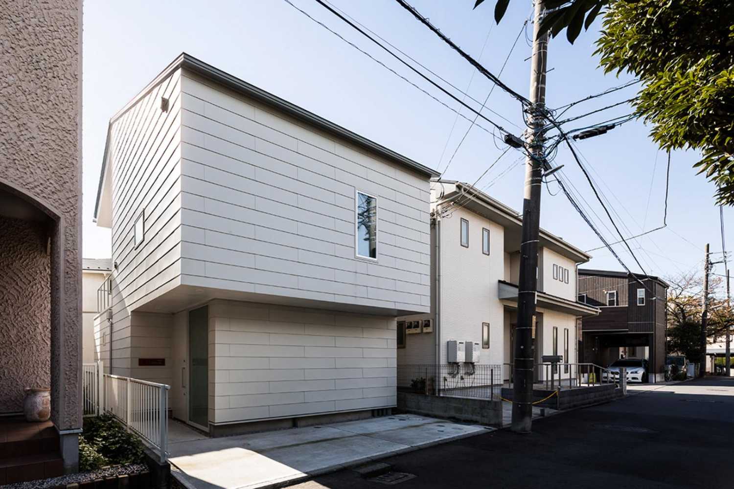 Vivienda de madera blanca