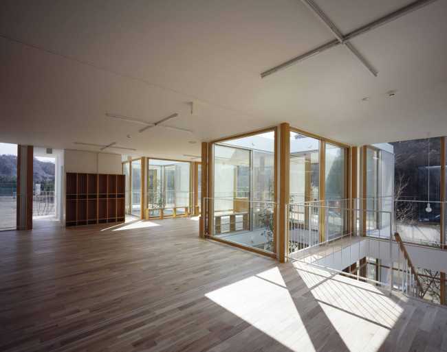 Interno scuola in vetro e legno