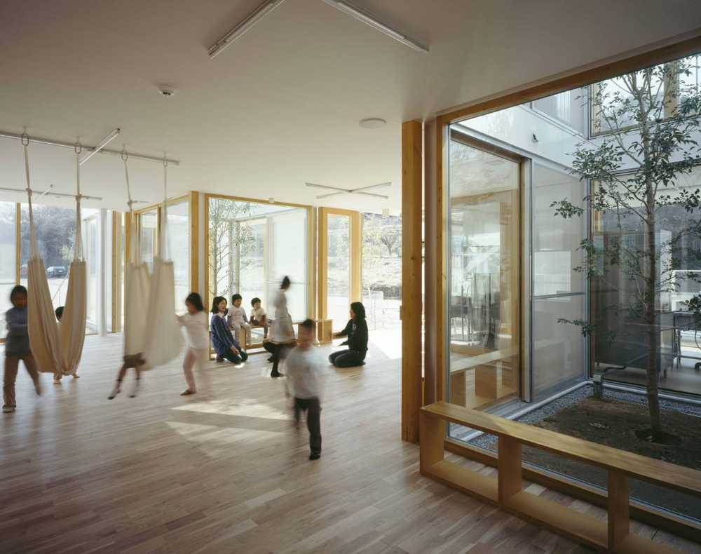 Scuola in legno e vetro