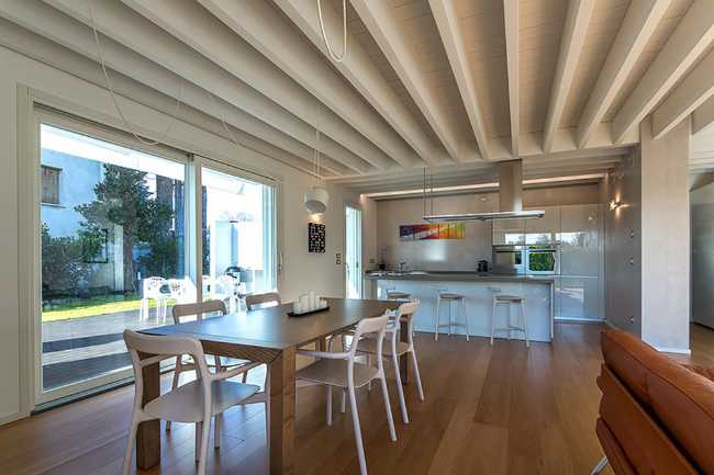 Interno di una villa in legno con travi a vista