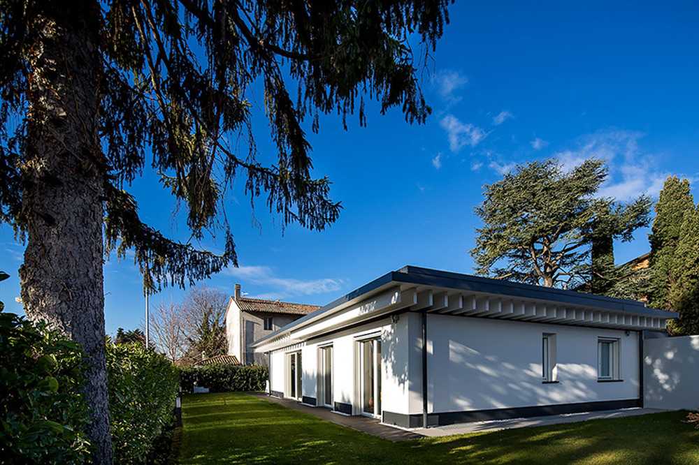 Villa unifamiliare in legno intonacata di bianco