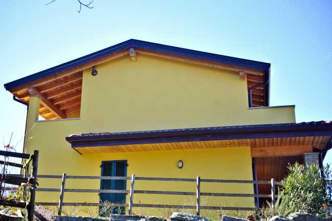 Abitazione in legno di colore giallo
