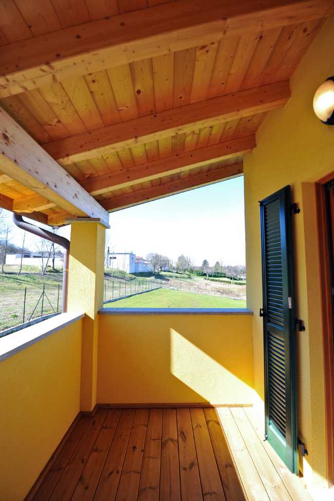 Balcone e tetto in legno a vista