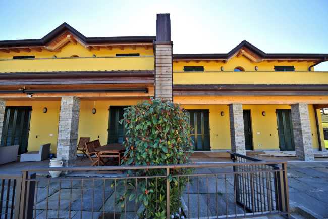 Complesso residenziale in legno giallo