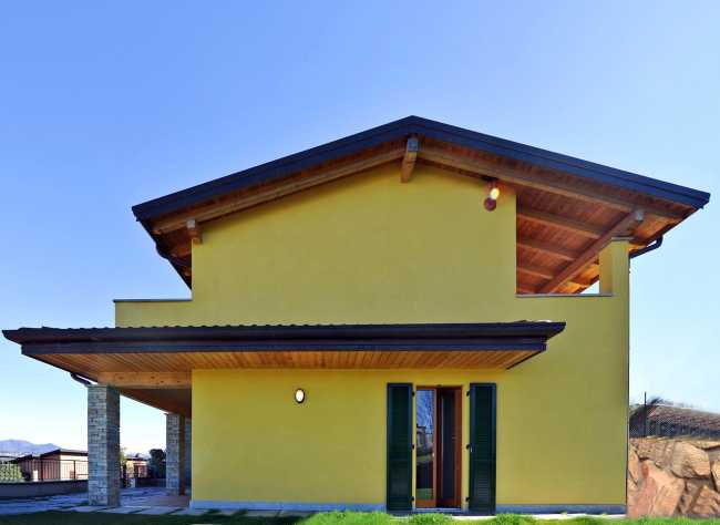 Abitazione in legno di colore giallo