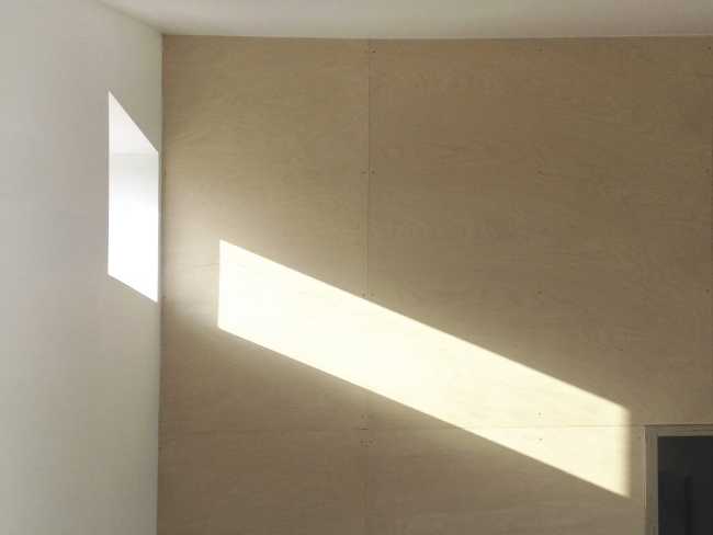 Parete in legno e luce dalla finestra