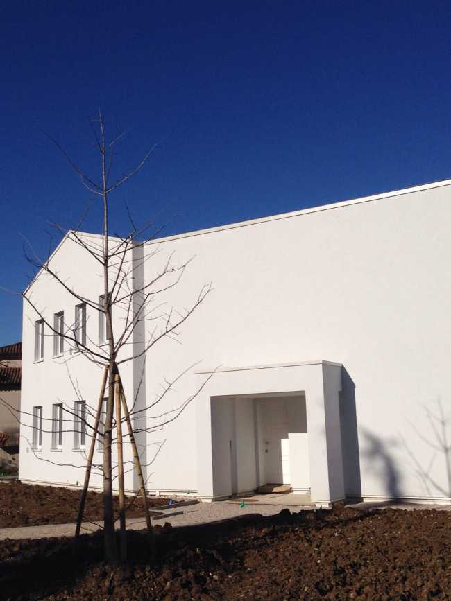 Facciata abitazione bianca