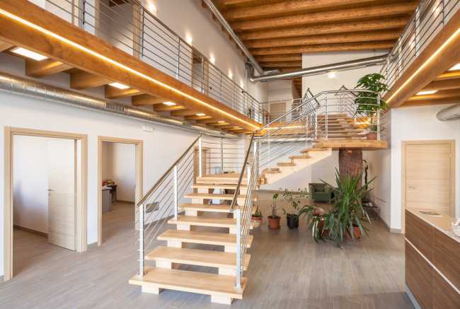 Interni in legno e intonaco bianco