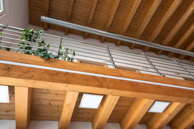 Soppalco dalla struttura in legno e balaustra in metallo