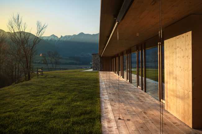 Struttura in legno garantisce ombreggiamento estivo e irraggiamento invernale