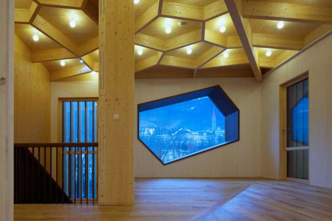 Headquarters in Bressanone. Wood between technique and dynamism