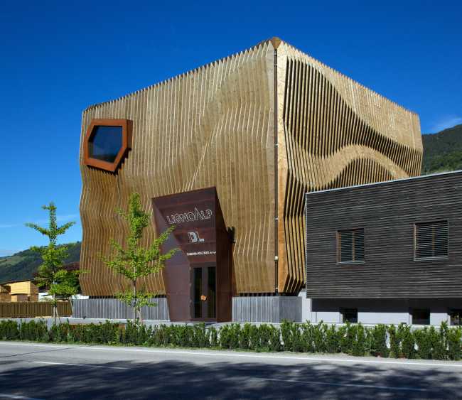 Headquarters in Bressanone. Wood between technique and dynamism