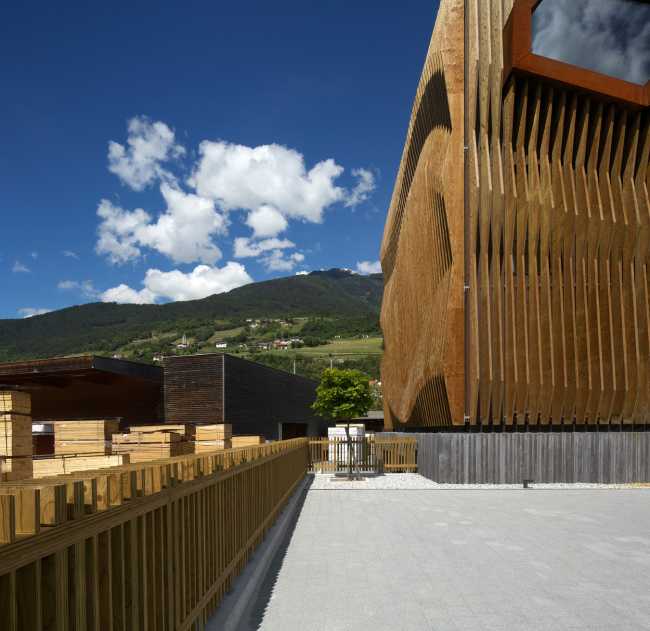 Headquarters in Bressanone. Wood between technique and dynamism