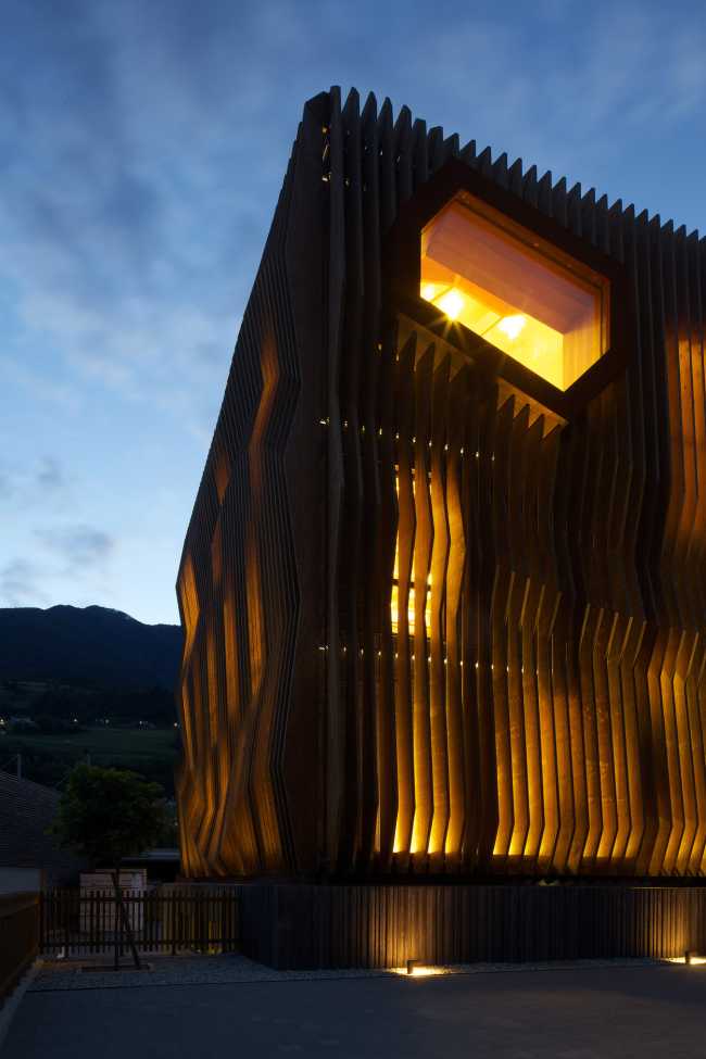 Headquarters in Bressanone. Wood between technique and dynamism