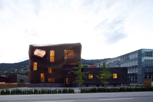 Headquarters in Bressanone. Wood between technique and dynamism