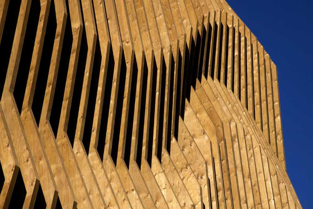 Siège social à Bressanone. Le bois entre technique et dynamisme