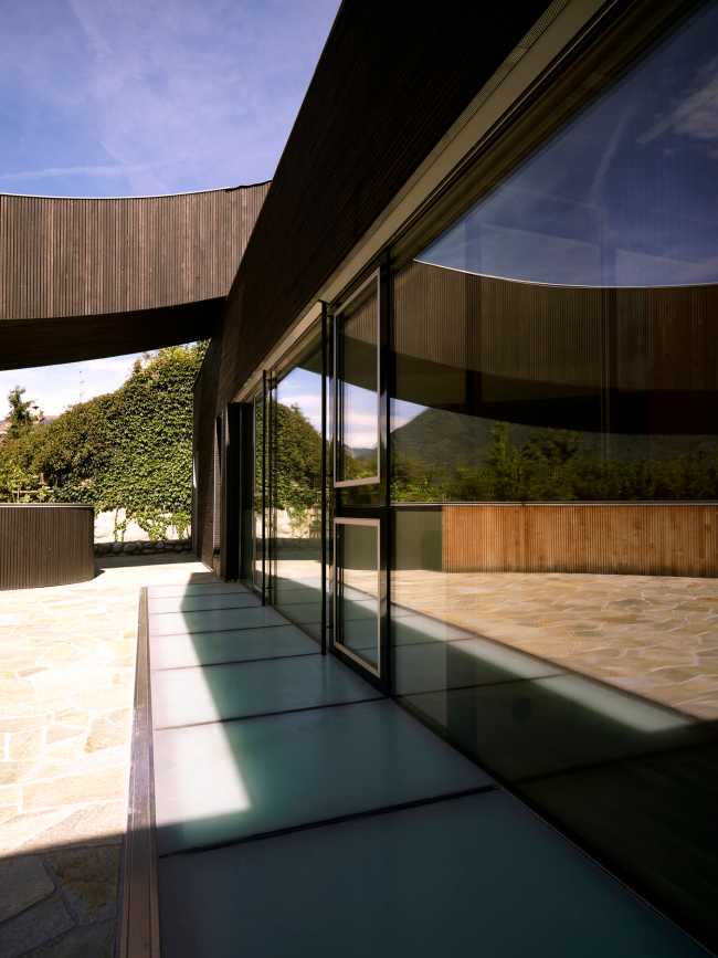 Uso del legno e avanguardia architettonica per una villa curvilinea