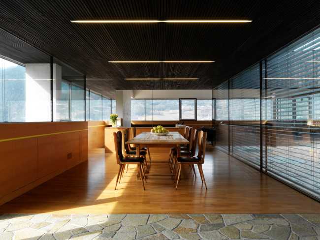 Interni eleganti in legno e vetro