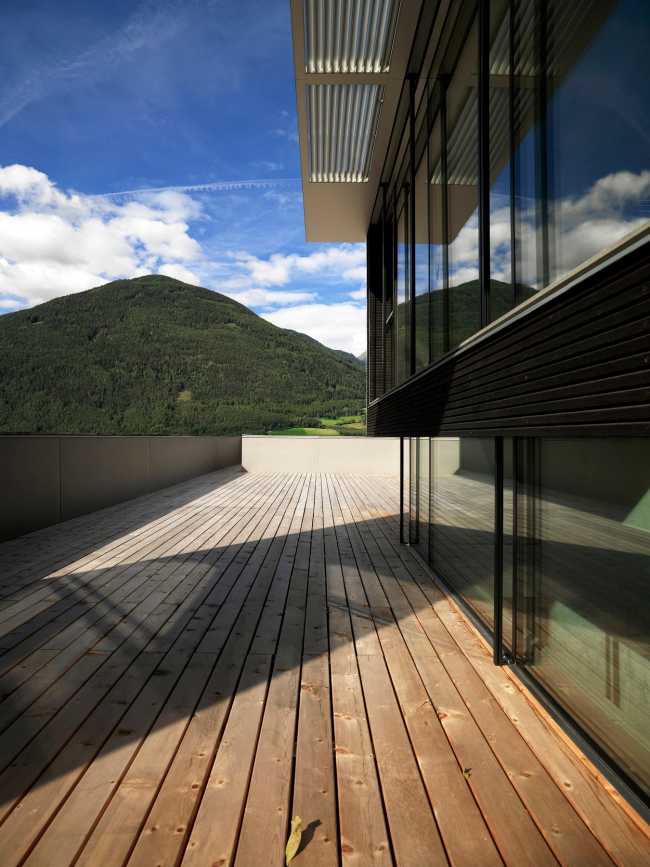 Livello superiore con terrazza in legno
