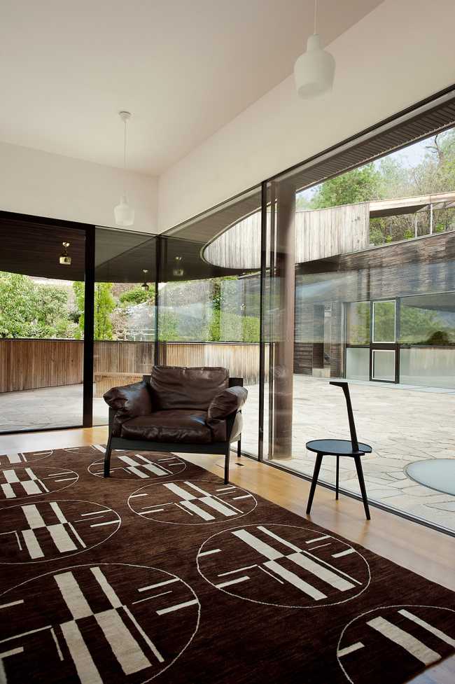 Salotto circondato da vetrate