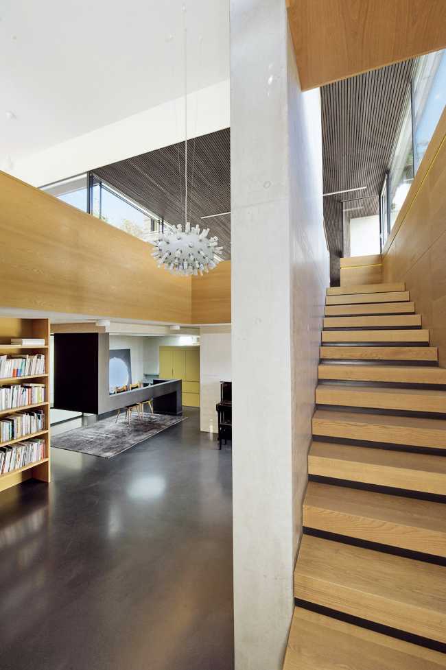 Scalinata in legno e parete intonacata di bianco