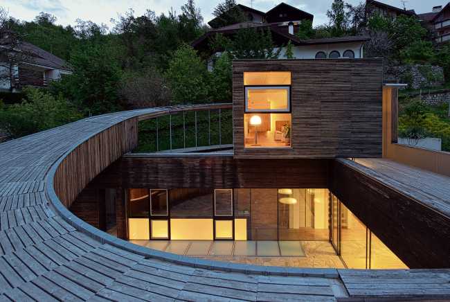 Villa curvilinea illuminata di notte