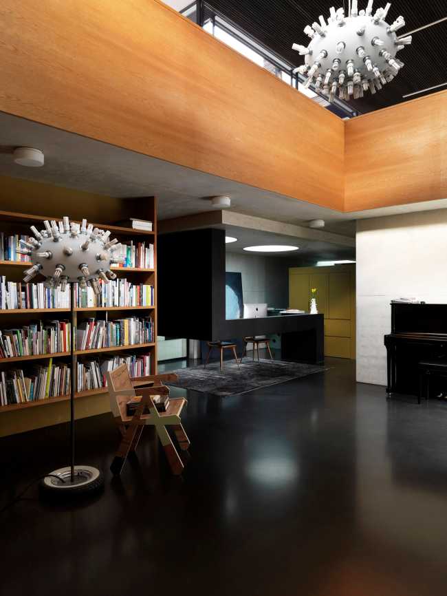 Biblioteca in colori scuri in contrasto con il legno chiaro