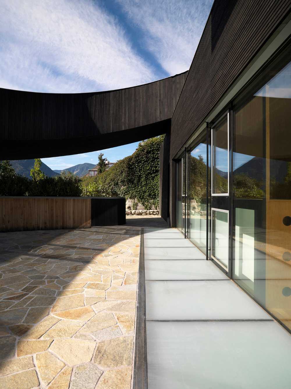 Uso del legno e avanguardia architettonica per una villa