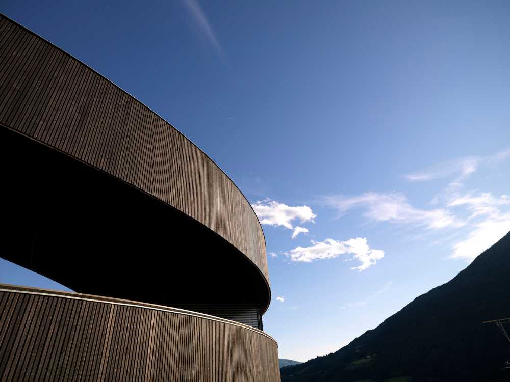 Uso del legno e avanguardia architettonica per una villa