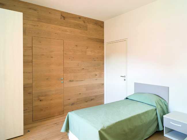 Porte filo muro utilizzate nel recupero di un'abbazia