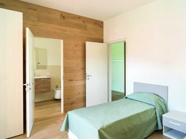 Porte filo muro utilizzate nel recupero di un'abbazia