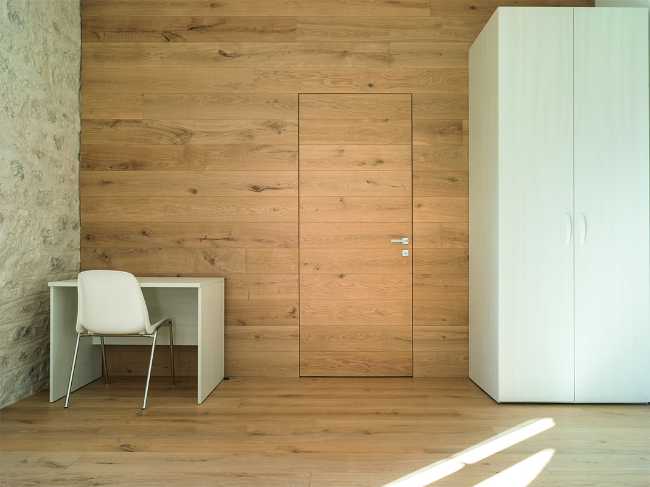 La porta filomuro si mimetizza perfettamente con la parete