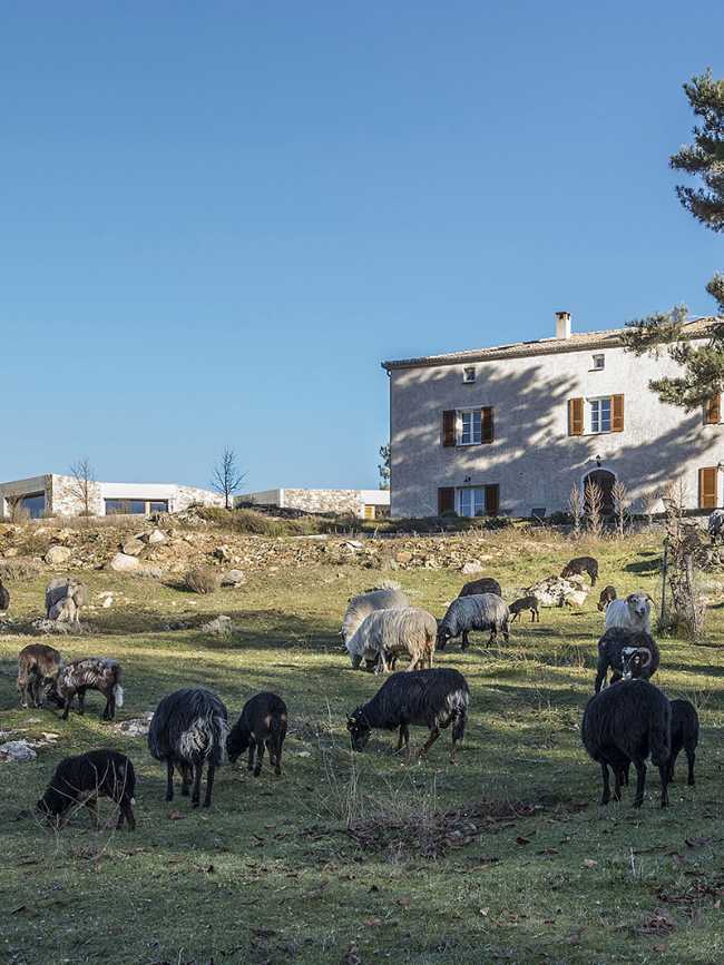 vista paesaggio casa moderna pietra e cemento