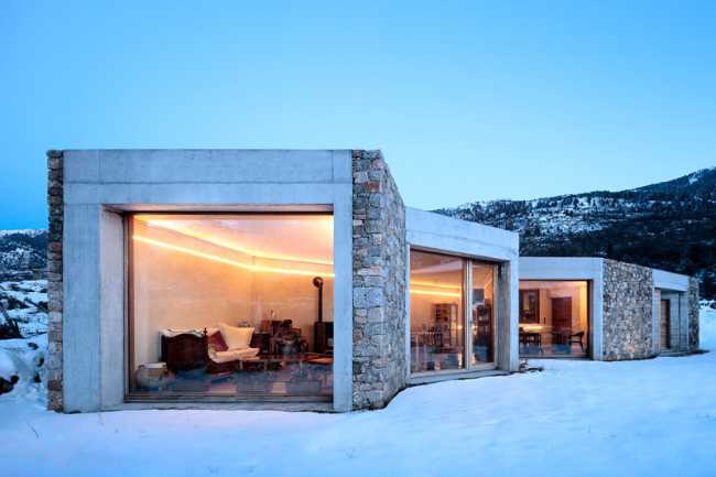 moduli in cemento con ampie vetrate che si incastrano