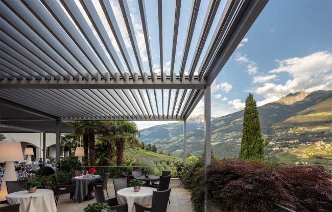 Terrazza coperta per garantire il comfort e godere del paesaggio naturale