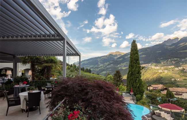 Terrazza di un hotel ristrutturata con pergole