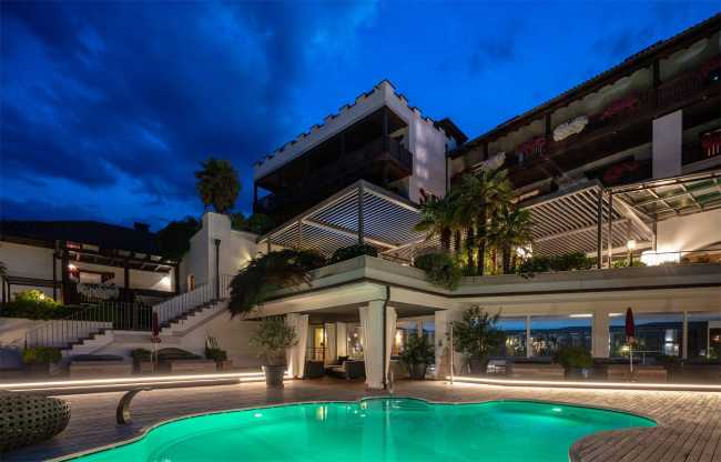 Hotel con piscina ristrutturato