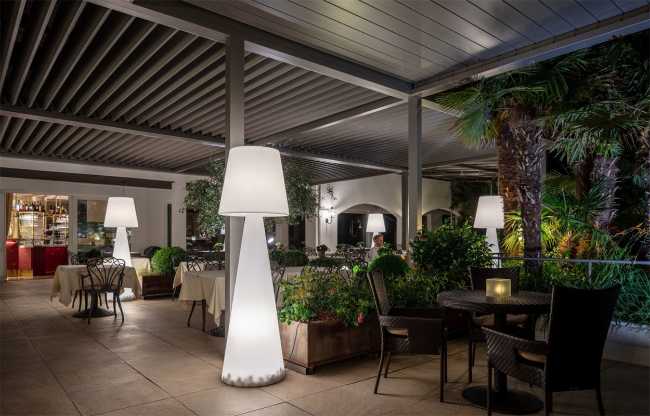 Terrazza coperta illuminata a sera