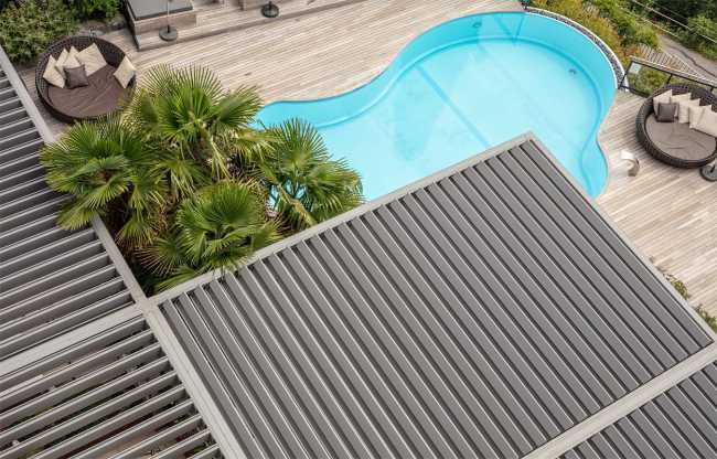 Terrazza dell'hotel con vista sulla piscina