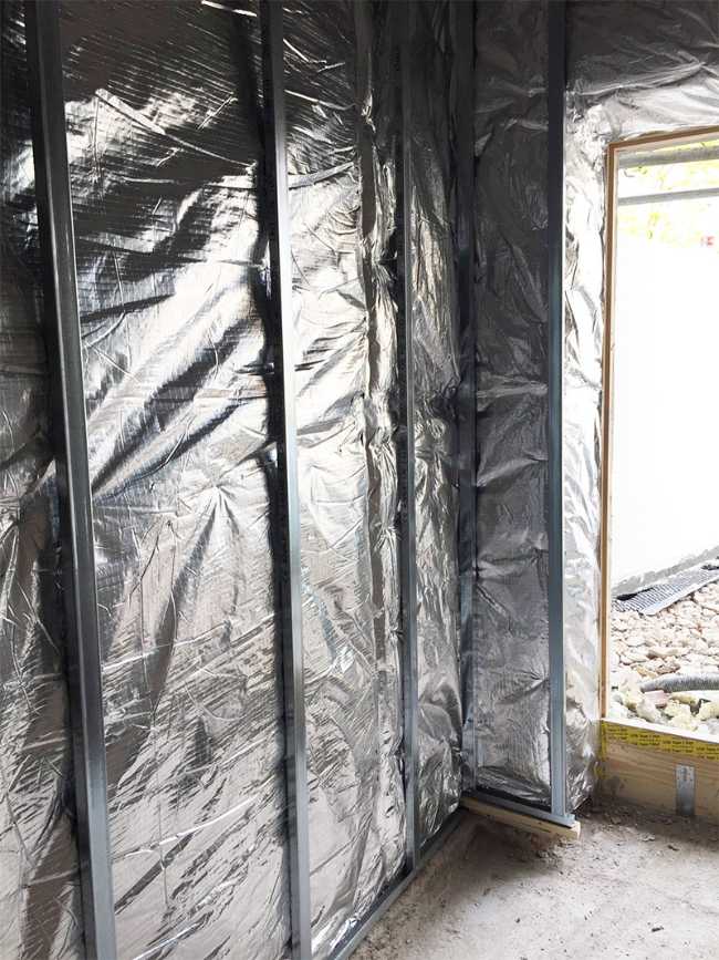 Isolante termoriflettente in alluminio che contiene gli spessori nelle ristrutturazioni