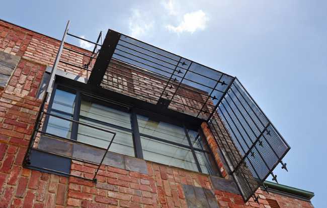 détail de la fenêtre d'une maison en briques