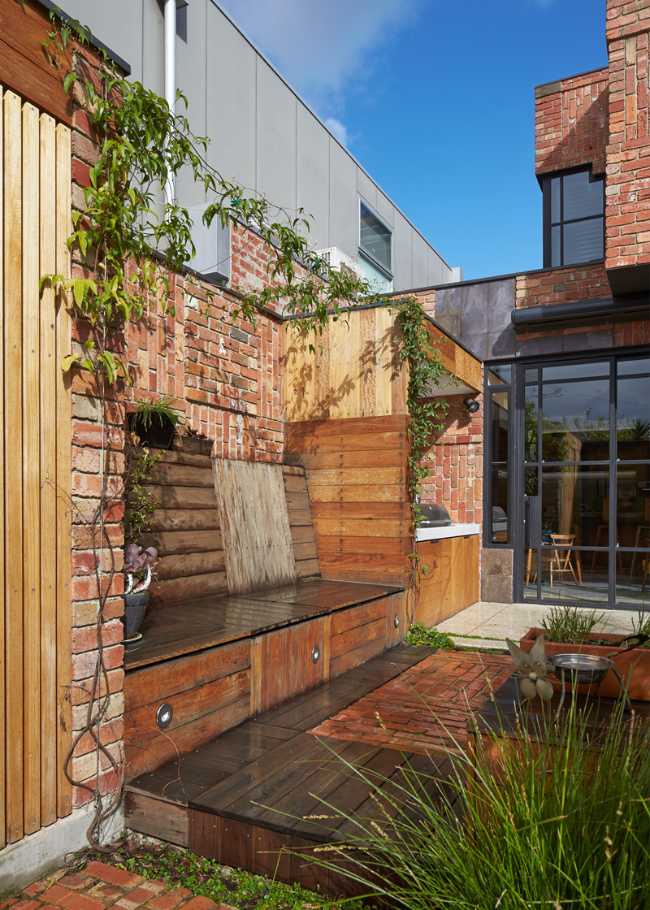 détail de la maison victorienne en bois et en briques