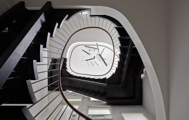 corps échelle hélicoïdale contraste noir blanc