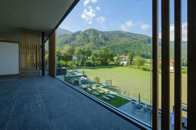Vetrata a tutta altezza sul paesaggio montano