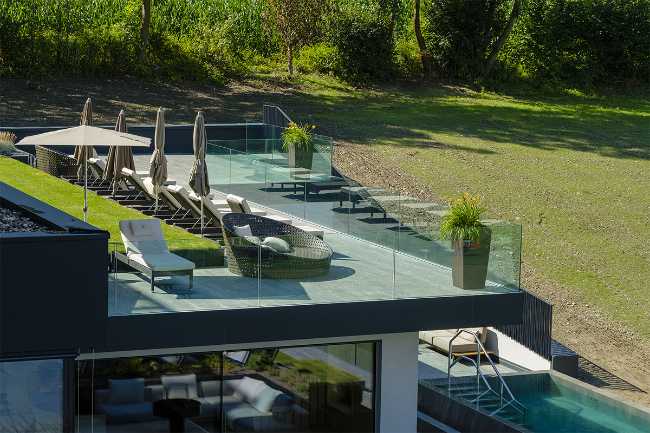 Terrazza con parapetti vetrati trasparenti