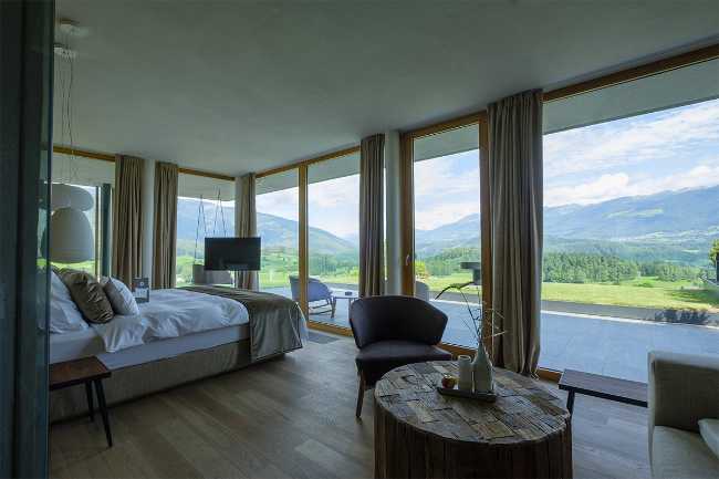 Vetrata a tutta altezza per la camera di un hotel