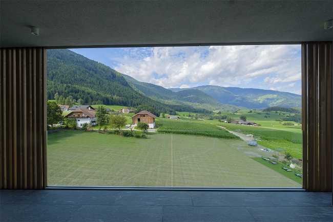 Vetrata a tutta altezza con vista sul panorama