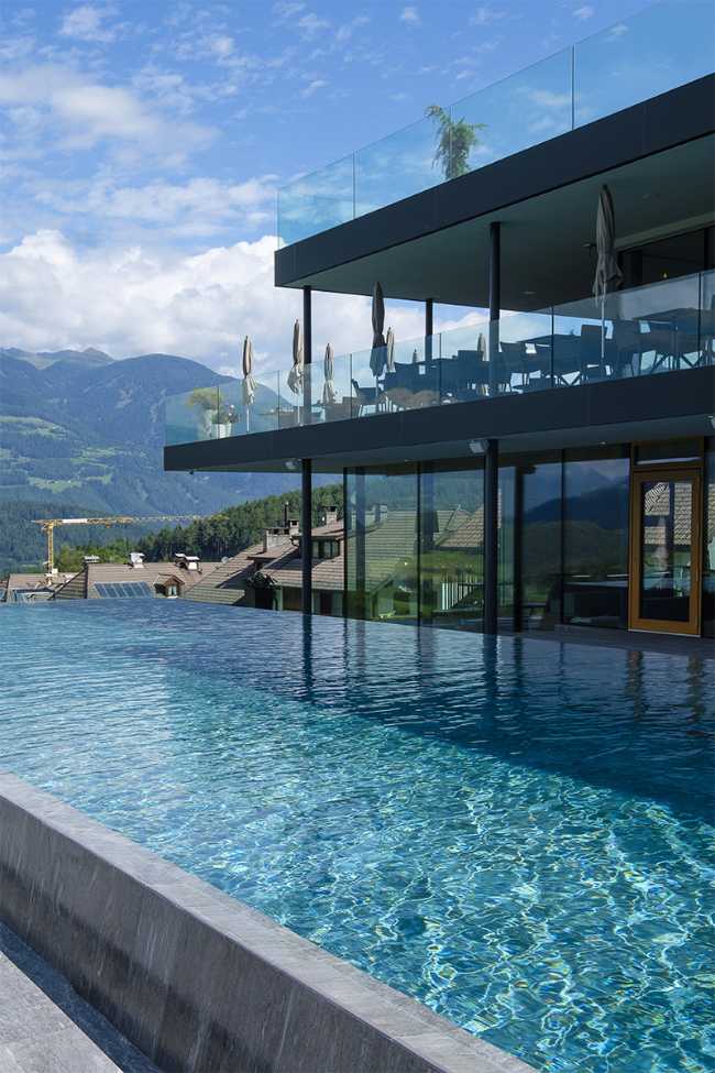 Terrazza con balaustra in vetro su piscina